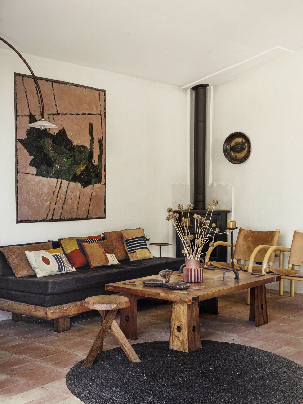 Salón de la propiedad que un matrimonio francés compró en medio del campo. El entorno árido les empujó a crear una decoración a juego: brutalista con piezas artesanales únicas