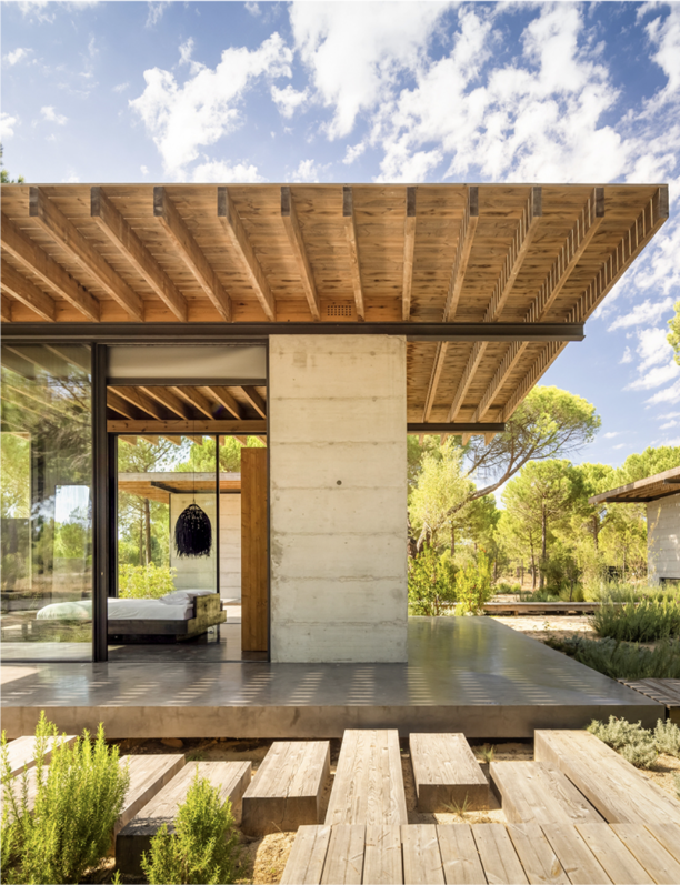 Los patios exteriores de esta moderna y respetuosa casa de Portugal dialogan con la naturaleza