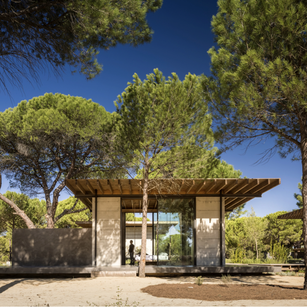 Los patios exteriores de esta moderna y respetuosa casa de Portugal dialogan con la naturaleza