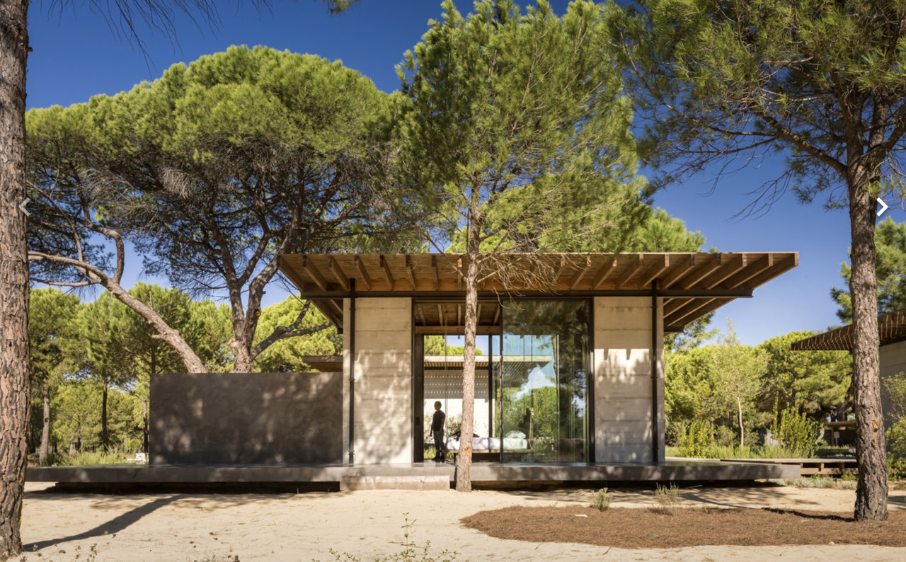 Pinos y alcornoques son los silenciosos compañeros de Casa Mija y que el estudio Pereira Miguel Arquitectos se propuso conservar y respetar.