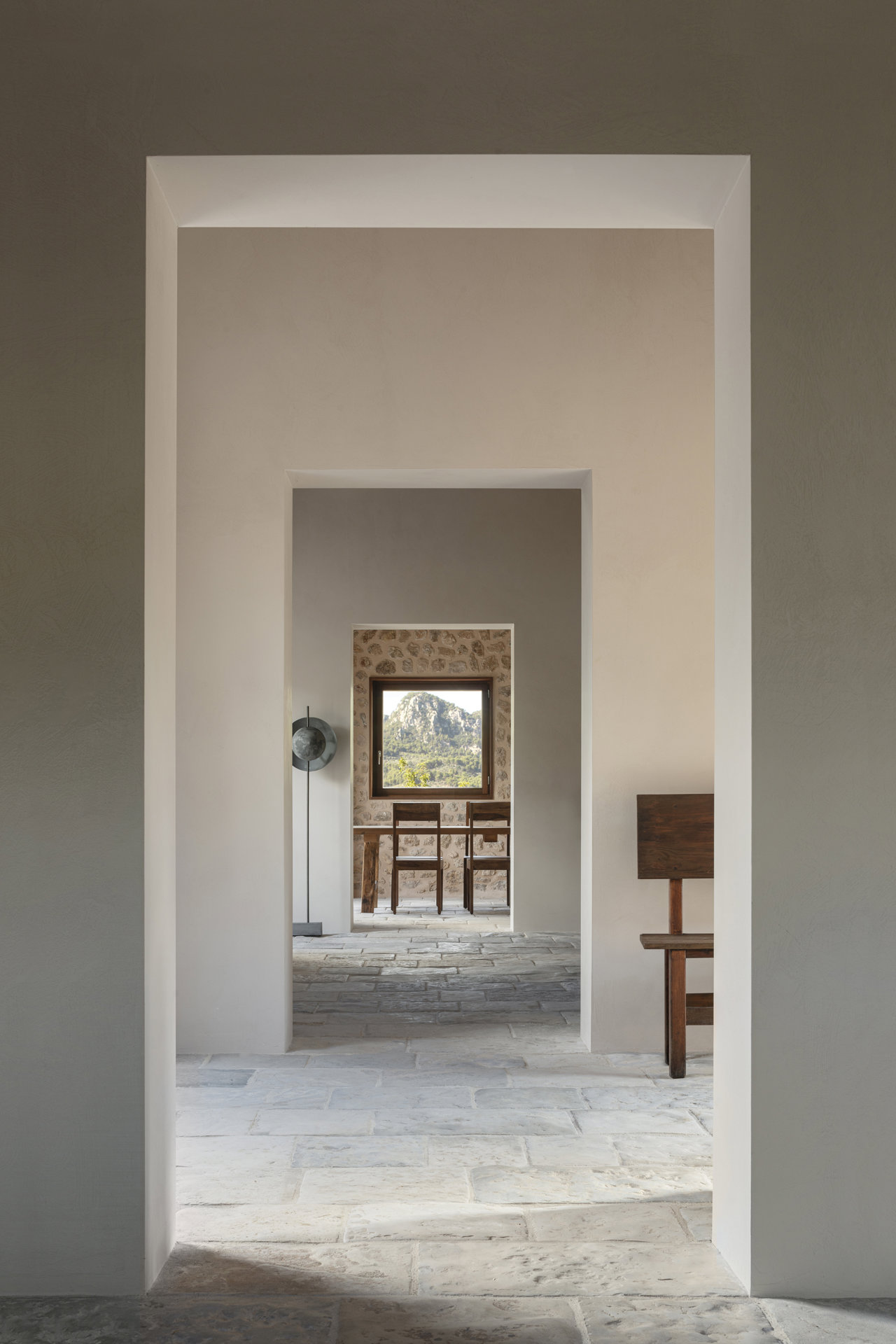 Simplicidad moderna en los muros y suelos de piedra originales en Casa Sóiler en Mallorca, de Mar & Ask