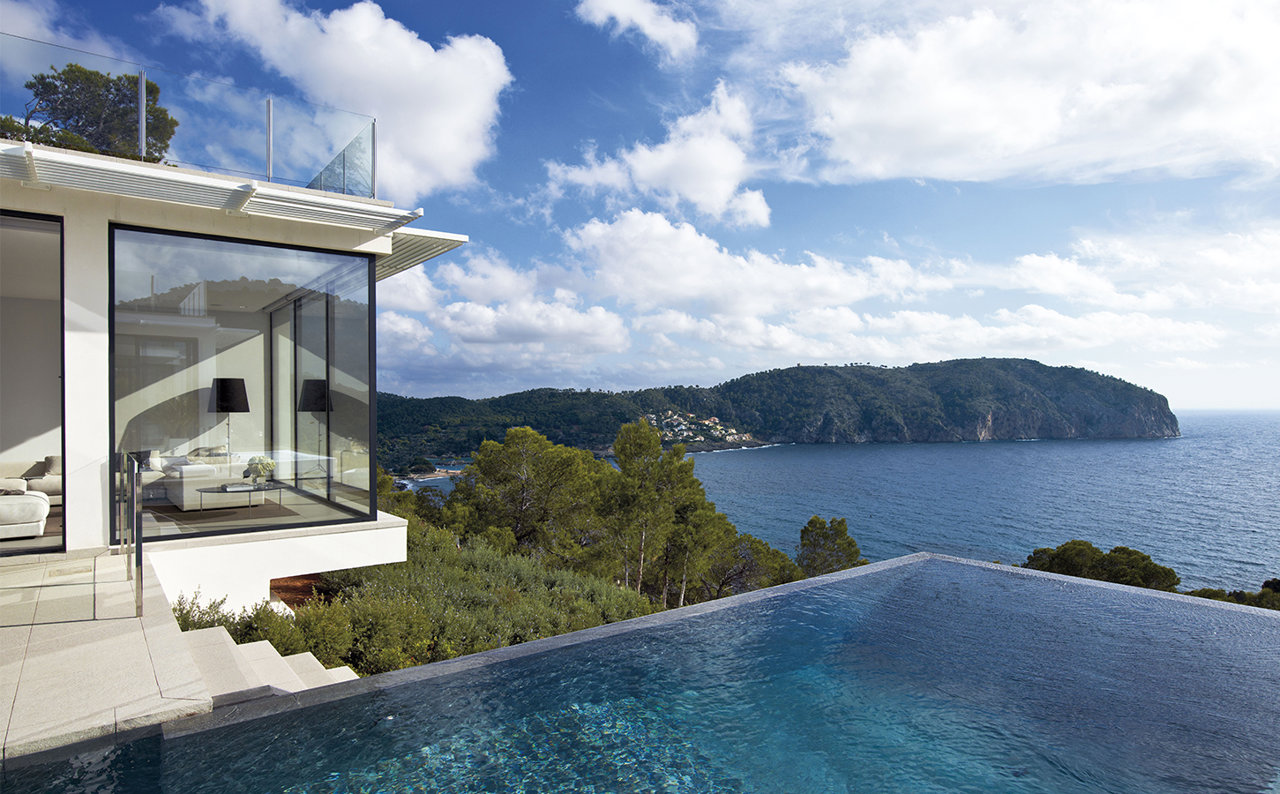 El estudio Franklin Design Associates firma esta magnífica casa mallorquina presidida por las transparentes aguas color azul turquesa del Mediterráneo