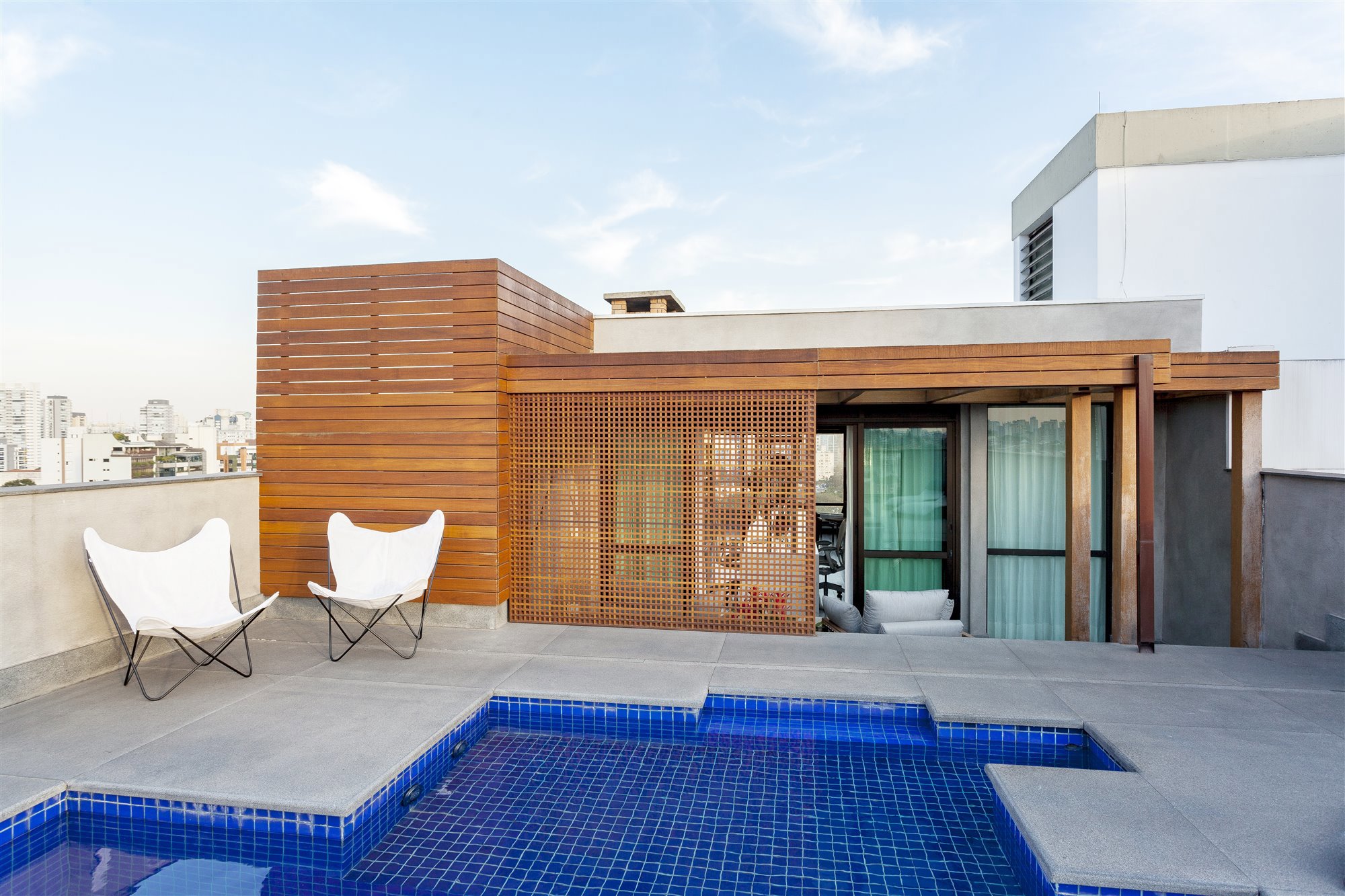 La biblioteca tiene salida a la piscina en la terraza