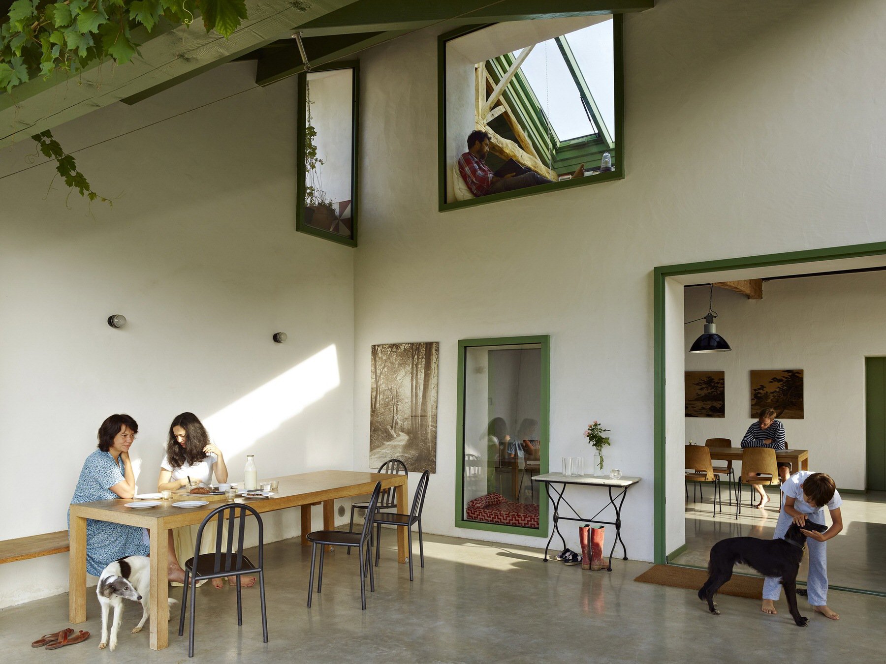 Antiguo establo abandonado convertido en casa moderna en Francia comedor con varios niveles