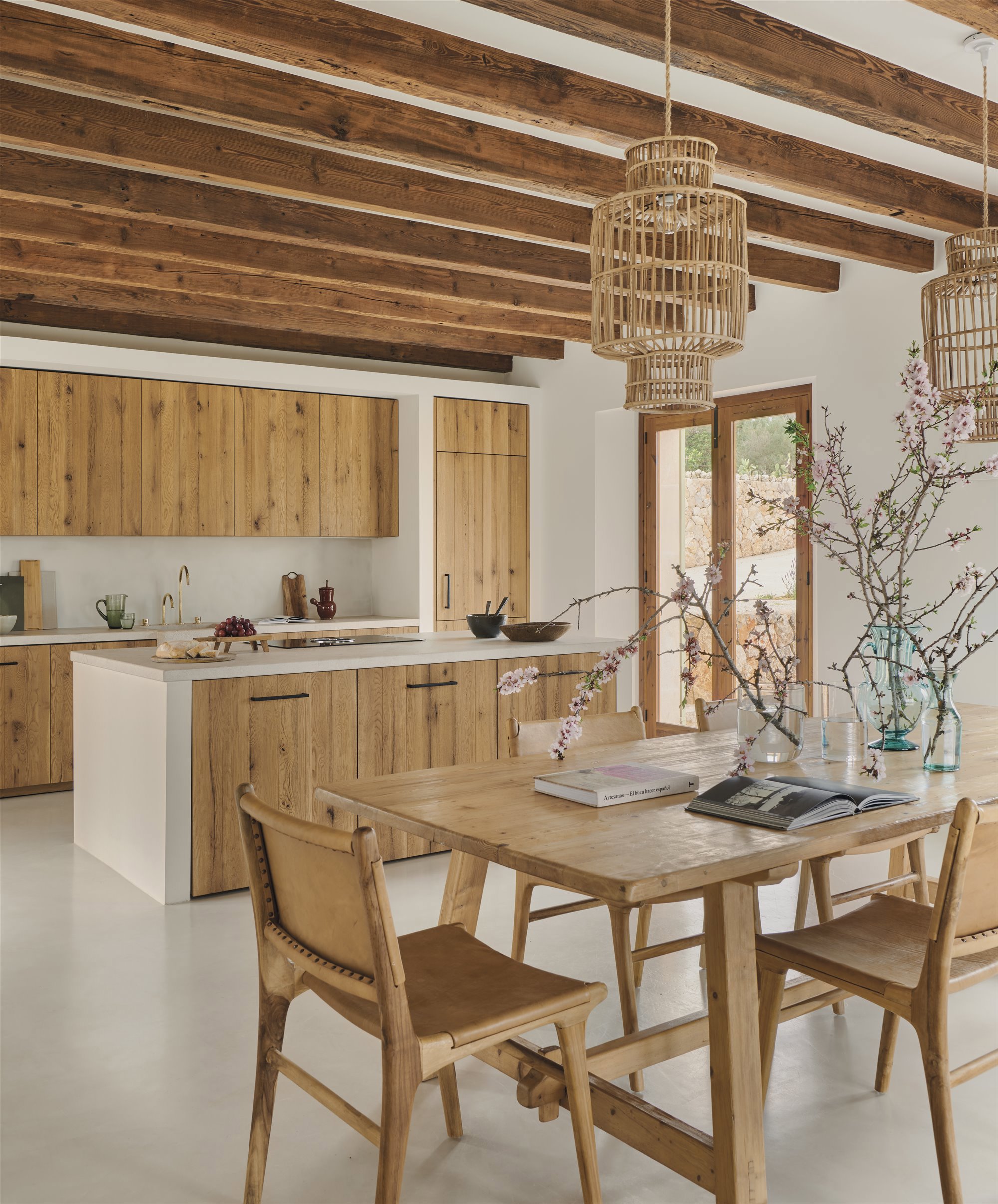 Casa en el campo de Mallorca con muros de piedra comedor y cocina
