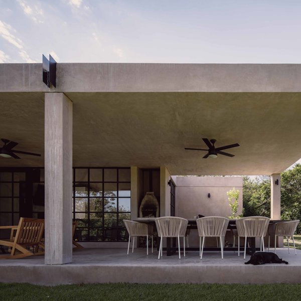 Casa Aguacate: brutalismo que demuestra que lo esencial puede ser extraordinario