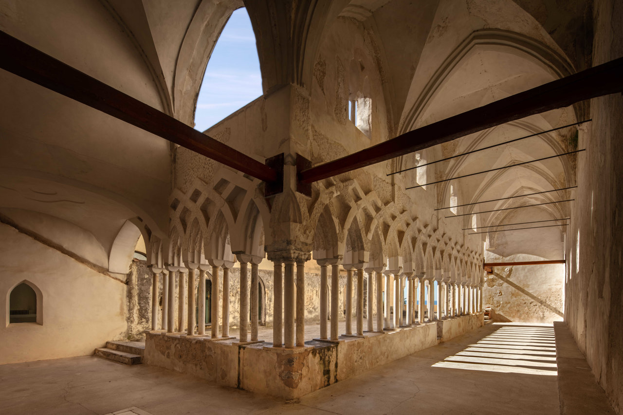 El claustro y la iglesia del siglo XIII han sido objeto de una cuidadosa restauración en la que se ha prestado gran atención a los detalles históricos.