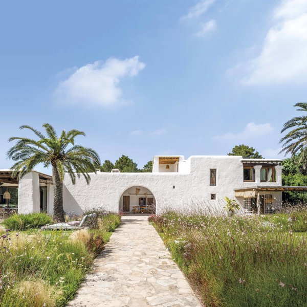 Esta pareja fue tan feliz en Ibiza en su juventud que se acabó comprando allí una casa centenaria