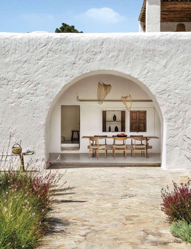 Esta pareja fue tan feliz en Ibiza en su juventud que se acabó comprando allí una casa centenaria