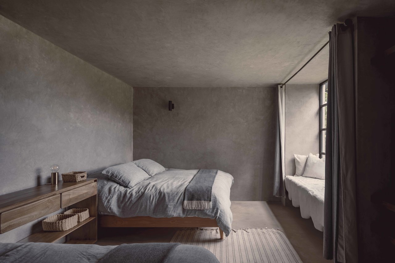 Madera, gris, sencillez y vistas al exterior, el mantra de menos es más tiene aquí todo el sentido.