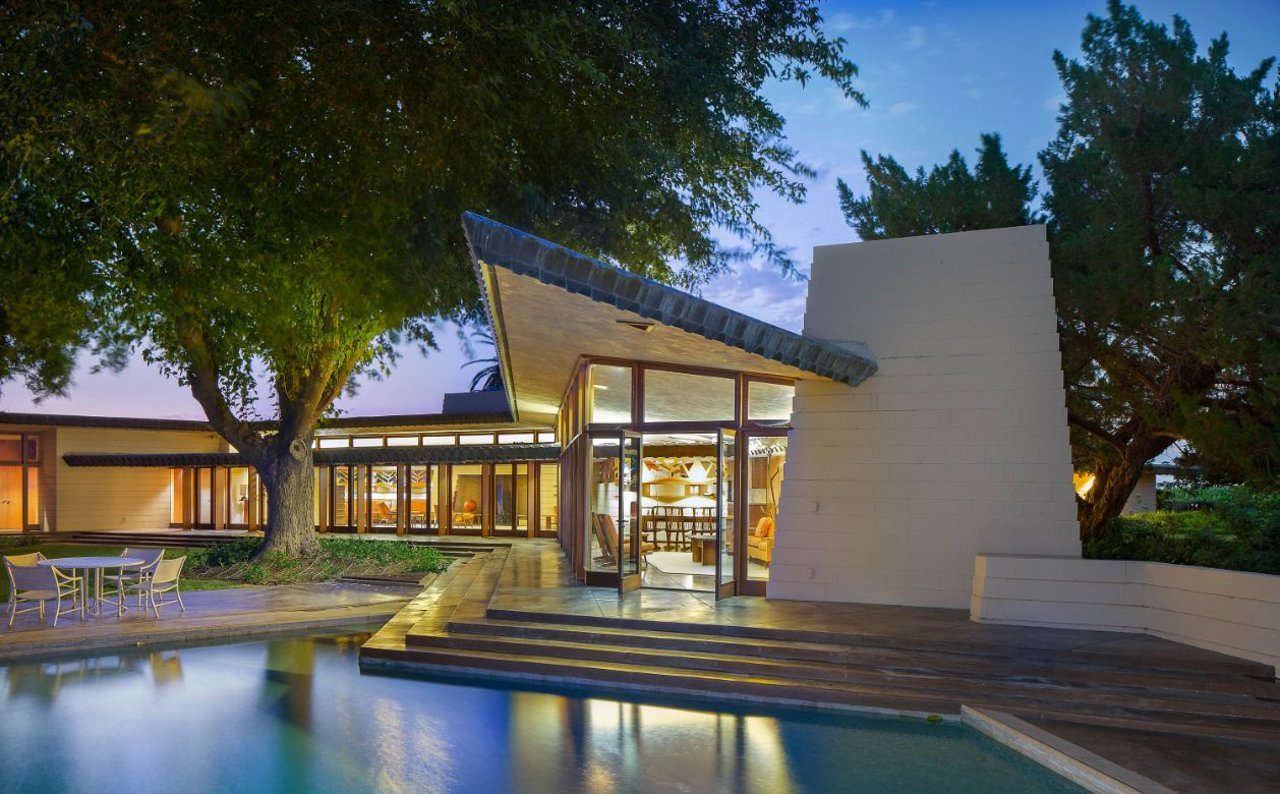 Una magnífica piscina con geometrías da la bienvenida. 