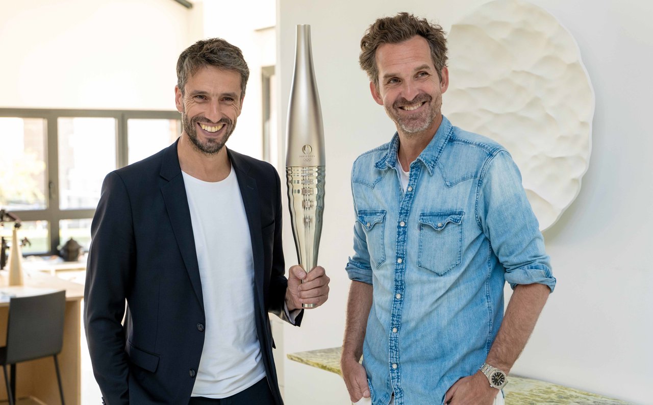 El director de París 2024, Tony Estanguet, y el diseñador y artífice de la antorcha Mathieu Lehannneur.