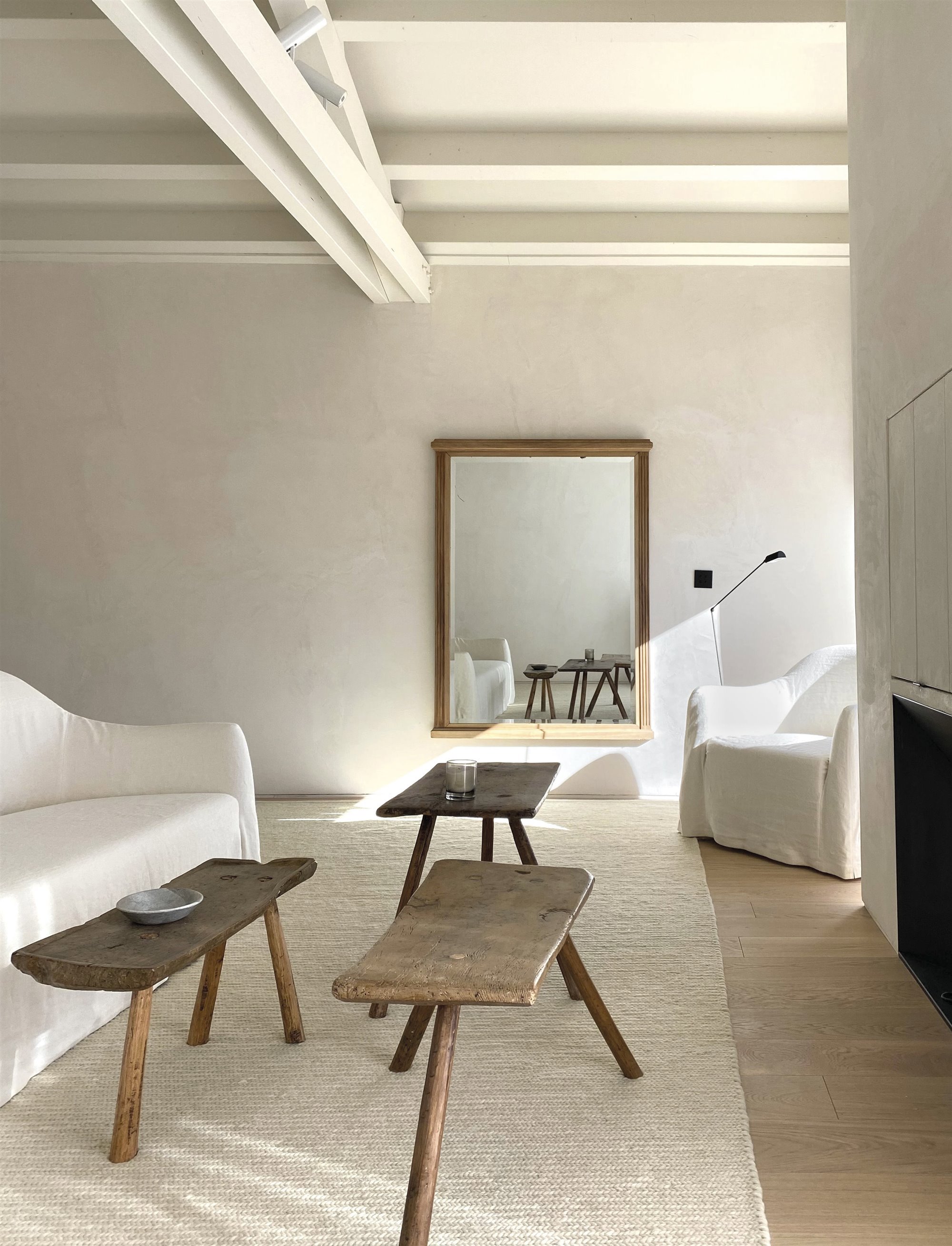 El estudio madrileño Las Perelli firma el diseño de interiores de esta casa de nueva planta situada en un pueblo de Segovia