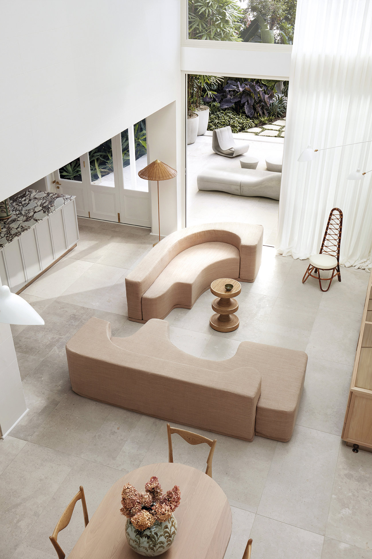 Una casa a las afueras de Sidney revivida por Luigi Roselli y Handelsmann+Khaw. FOTO: Prue Rescue