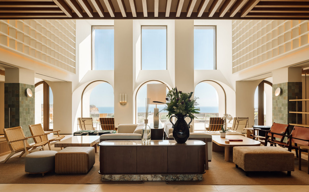 Un hotel con vistas al océano