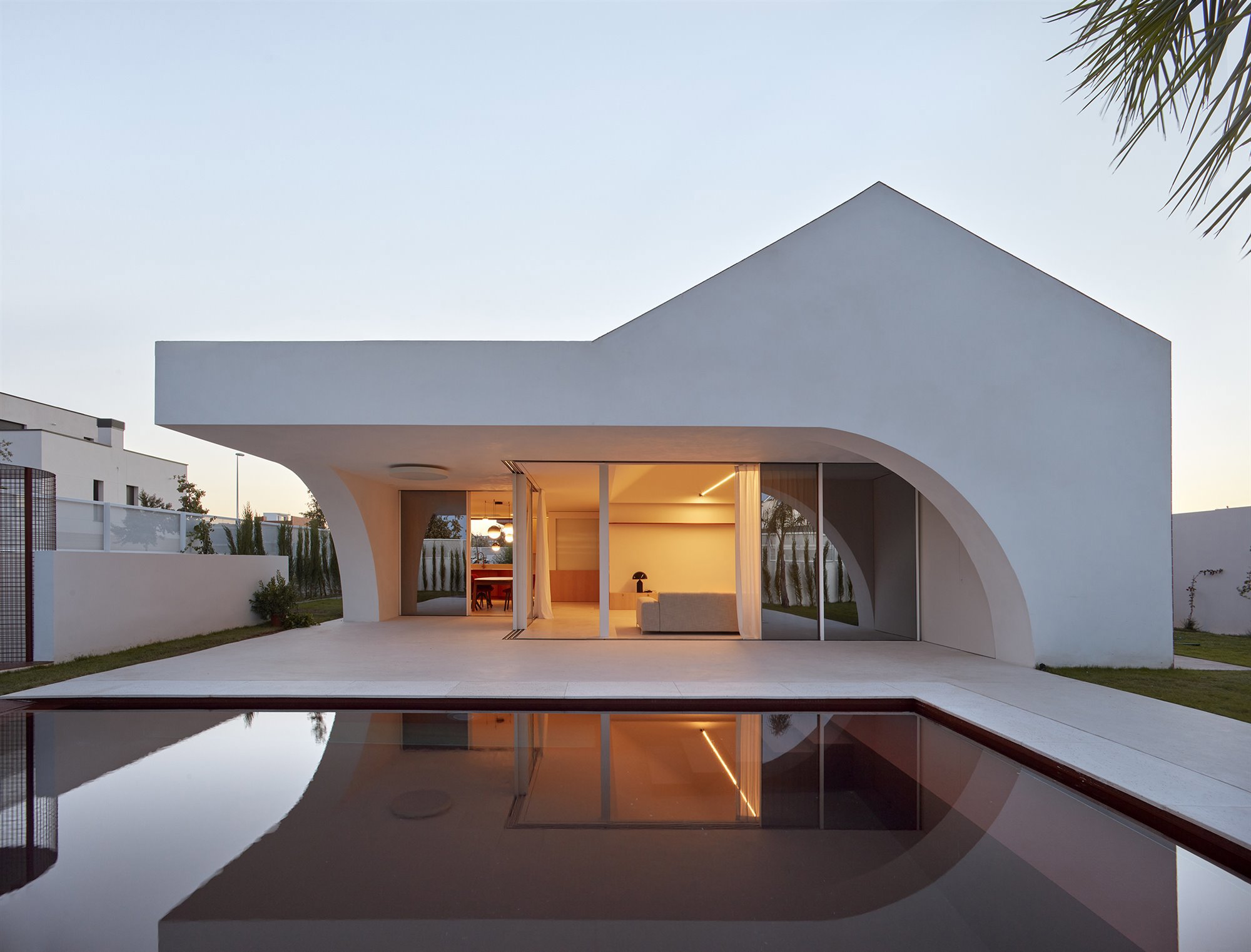 En su exterior, la casa obra del estudio Horma combina formas curvas y rectas. Una imagen llamativa y atractiva.
