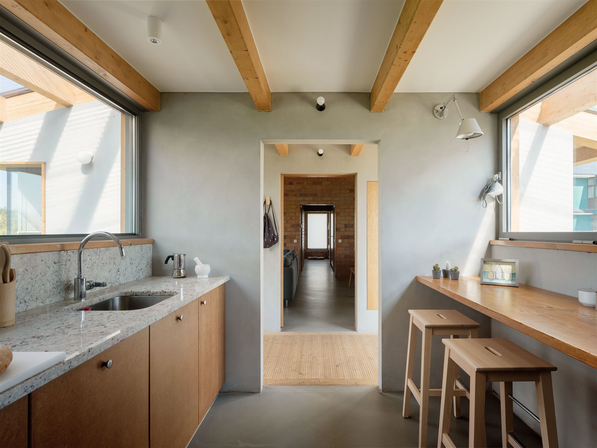 La cocina en el interior, cuenta con vistas a ambas fachadas, disfrutando de una gran cantidad de luz natural. Todo el diseño está hecho a medida, incluida la funcional barra de desayuno. 