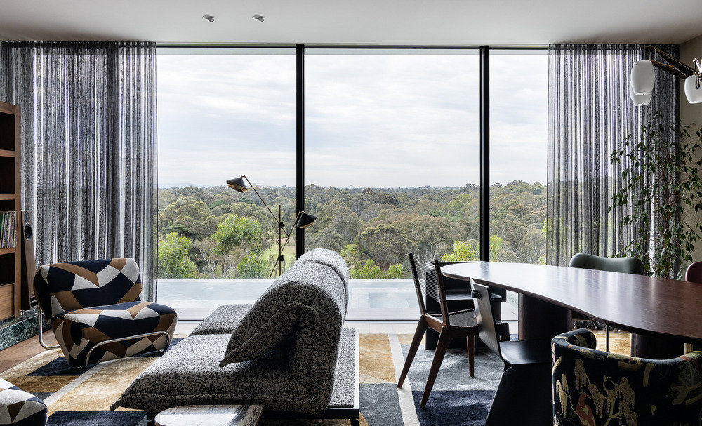 El interior muestra una especial atención por el detalle y apuesta por los espacios llenos de luz. El australiano Flack Studio se ha encargado de ejecutar el interiorismo.