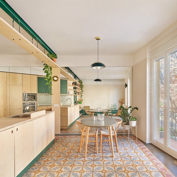 Muebles a medida, suelos hidráulicos, madera clara y buen gusto en este piso del centro de Madrid
