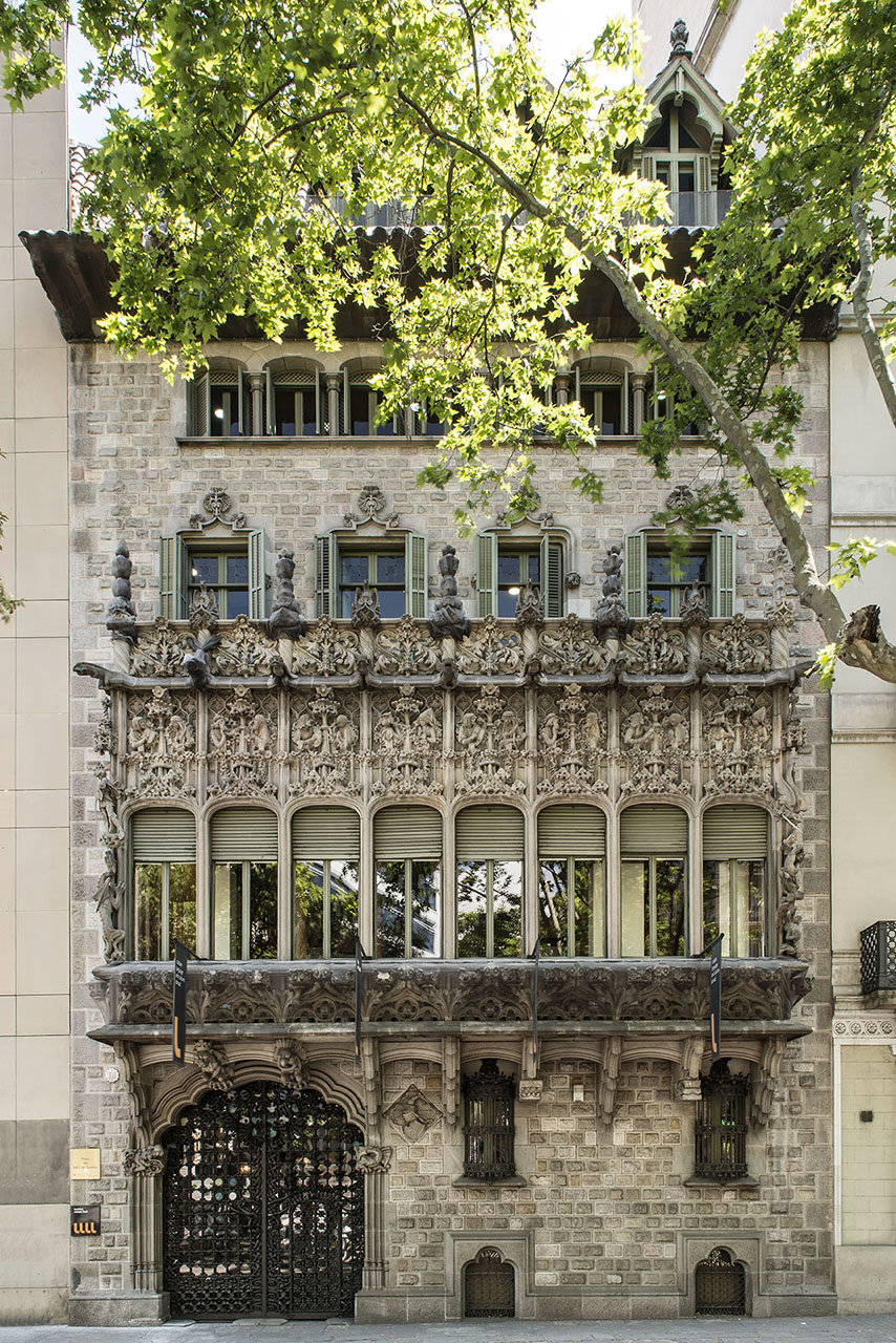 El estilo goticista está presente en varios elementos del edificio. 