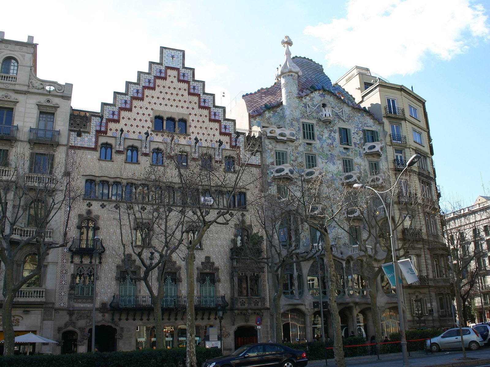 La Casa Amatller, recortando el cielo del Paseo de Gracia. 