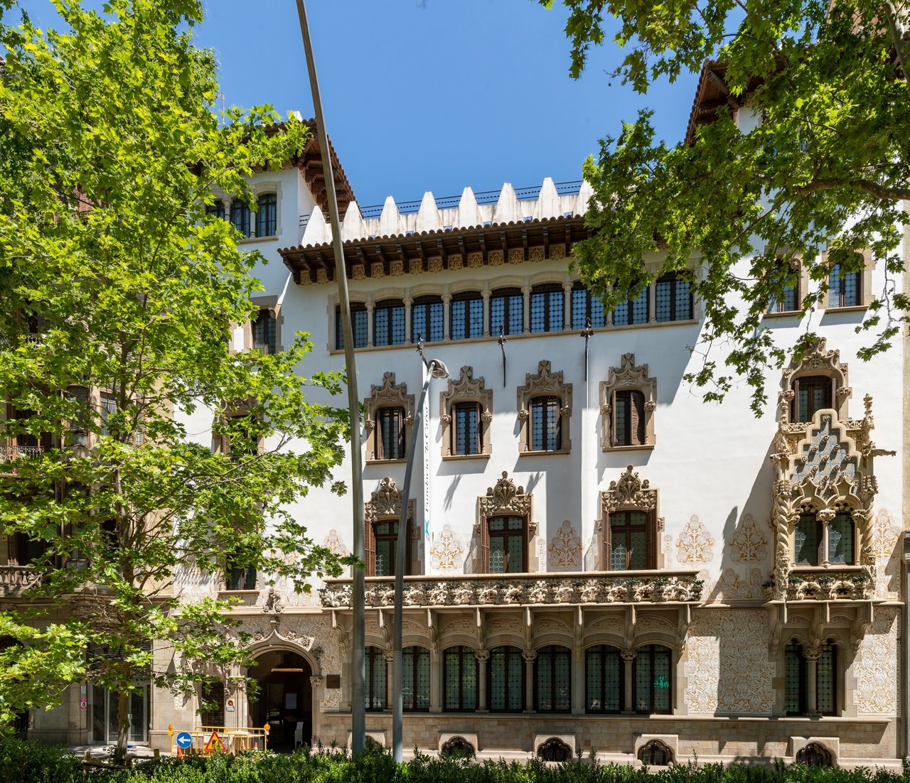 La Casa Macaya tiene referentes a la tradición de los palacios medievales barceloneses. 