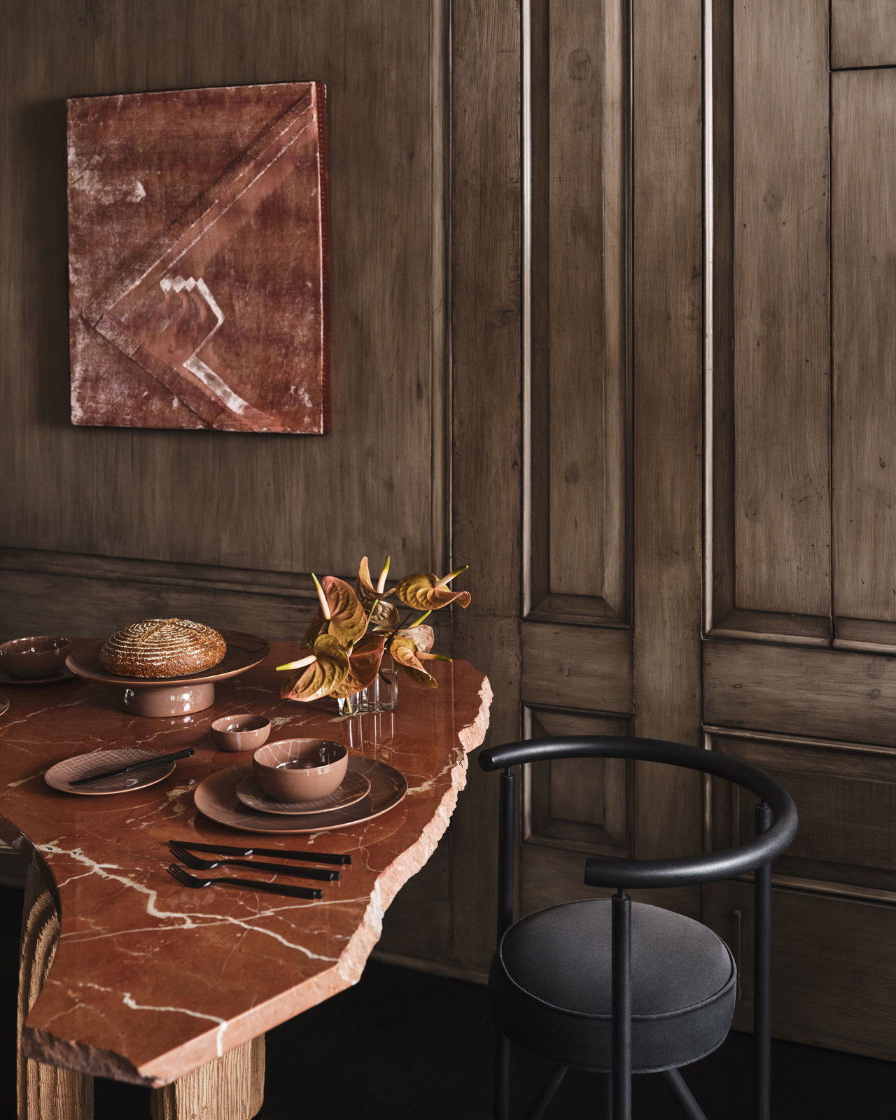 Kelly Wearstler ha desarrollado utensilios de mármol que anclan el paisaje de la mesa con formas que evocan la cerámica.