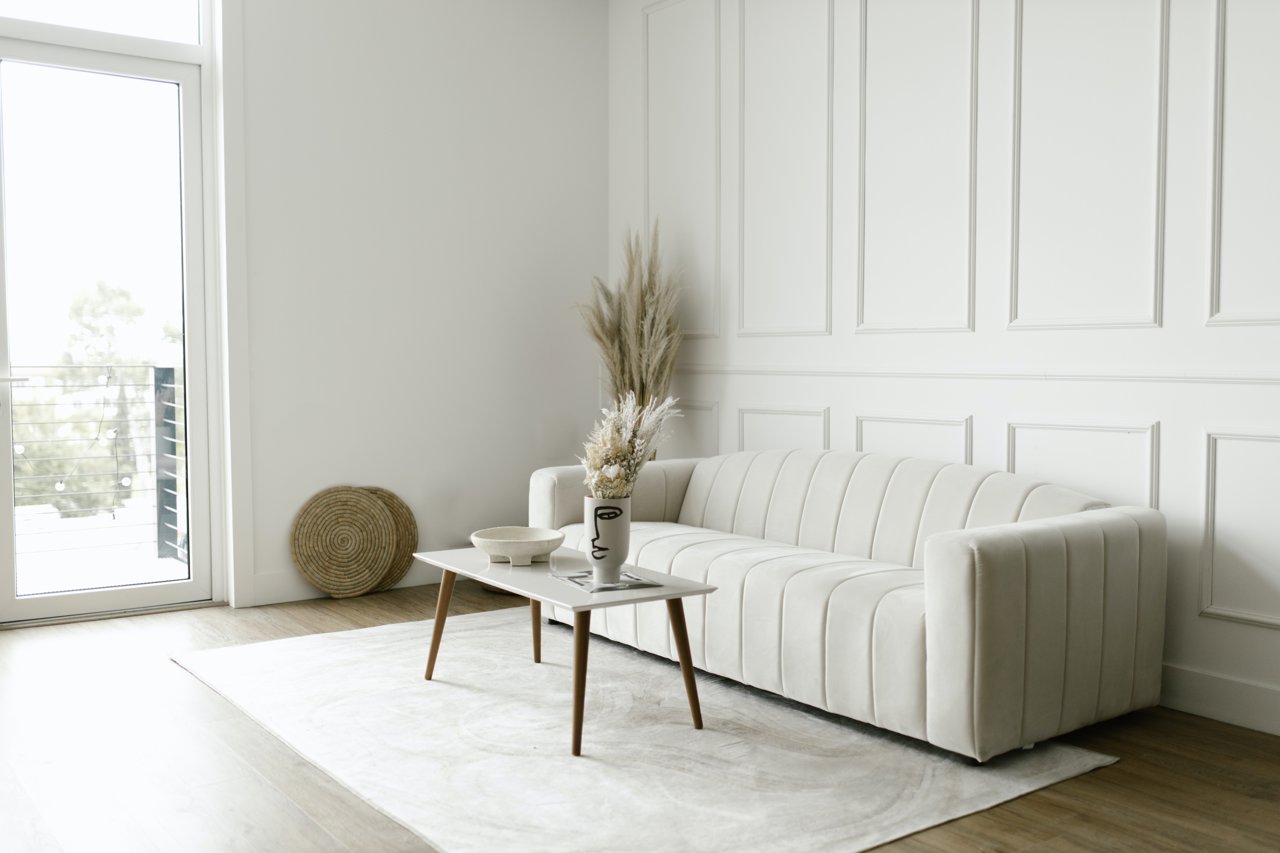 Incorpora texturas en los sofás claros para dar volumen y cuerpo a la pieza