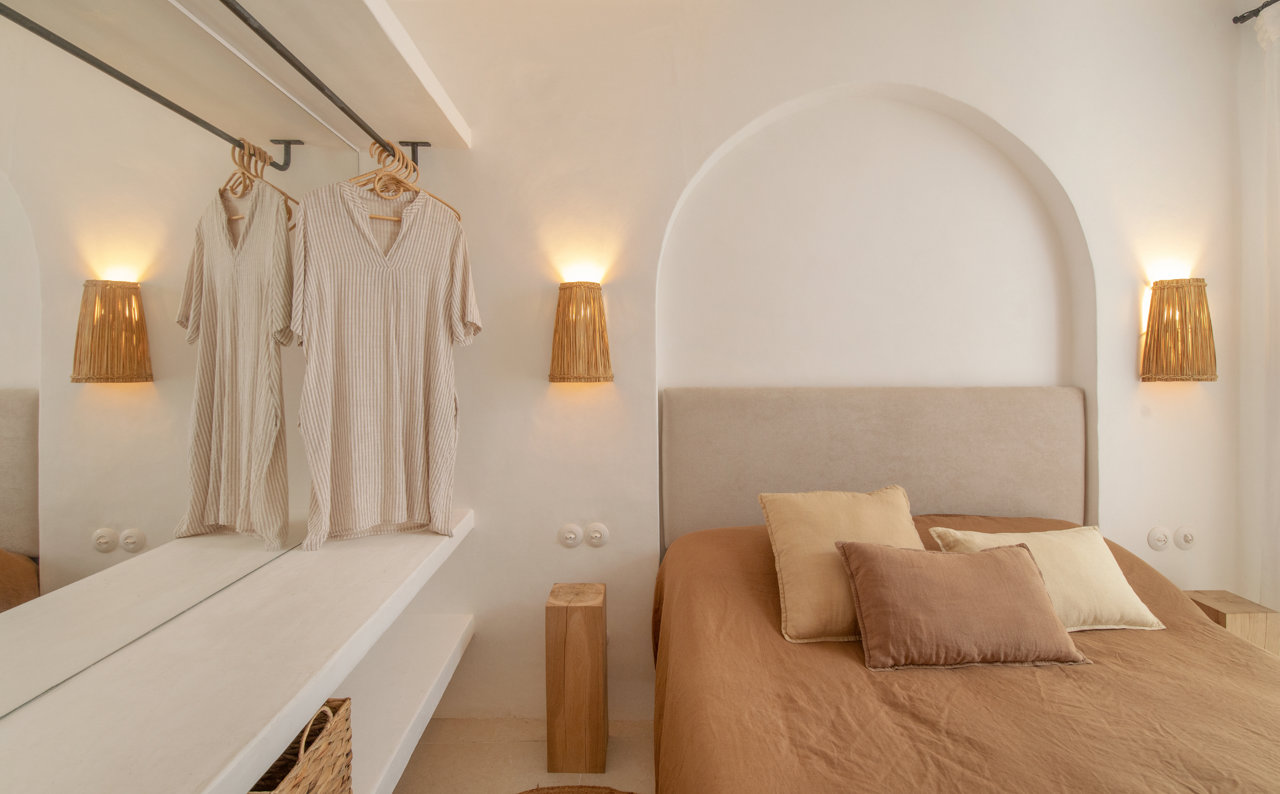 La ropa de cama y los cojines son de Zara Home y el revestimientos de paredes y armarios de obra están hechos con Tadelak. Apliques de pared, de Rock the Kasbah.
