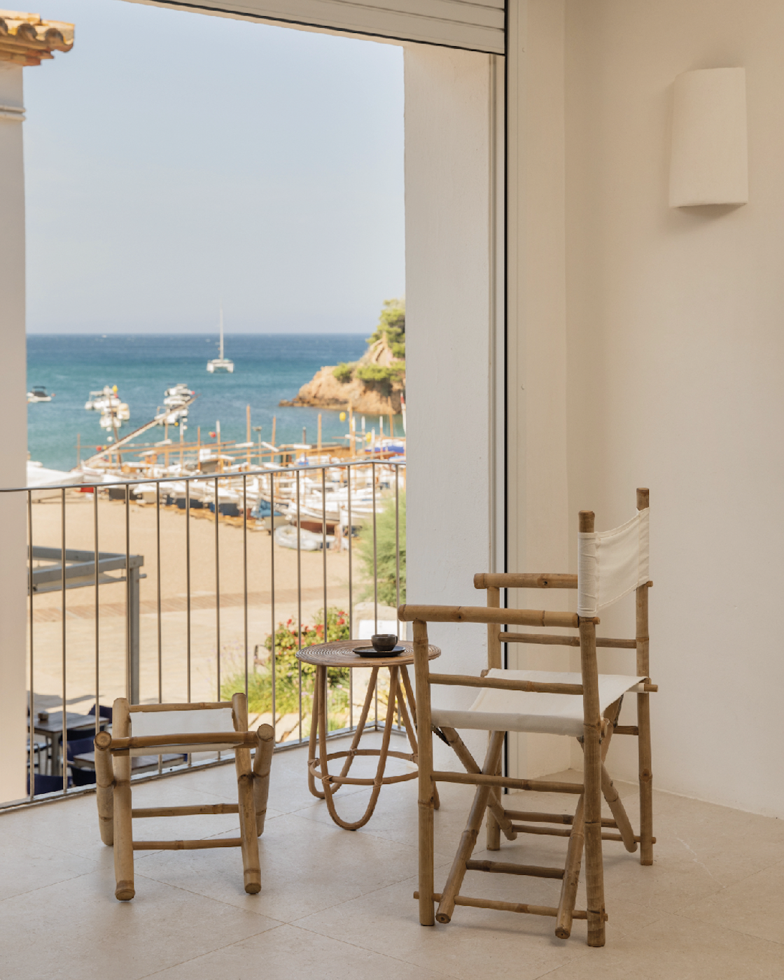 La terraza, equipada con mesas y silla de Westwing, parece una prolongación del salón, un efecto que se consigue gracias al suelo continuo que se ha instalado.