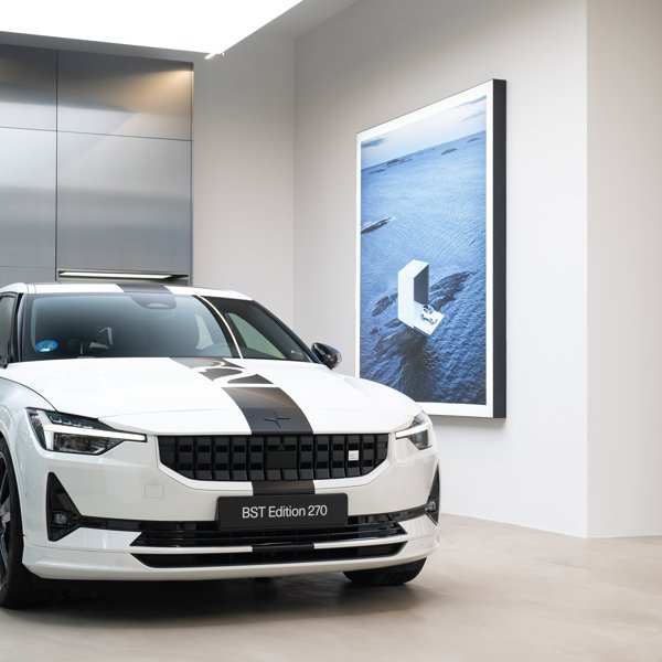 ¿Es una galería de arte? No, es el nuevo espacio de la marca sueca de vehículos Polestar en el centro de Madrid