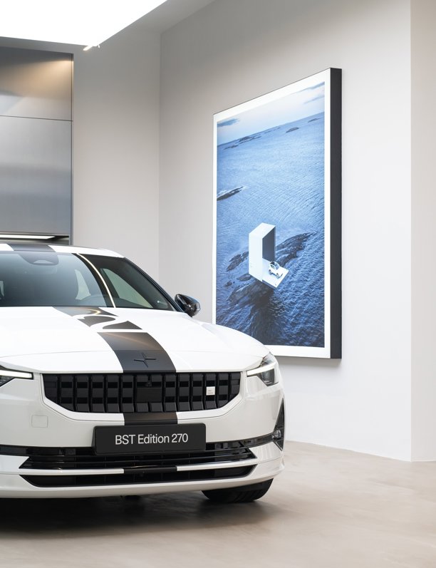 ¿Es una galería de arte? No, es el nuevo espacio de la marca sueca de vehículos Polestar en el centro de Madrid