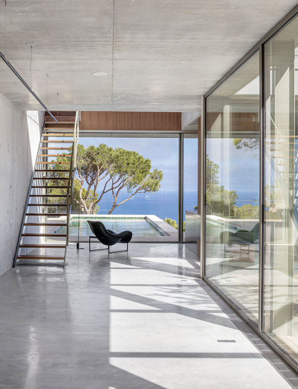 Las ventanas correderas, clave del éxito de esta casa con vistas 