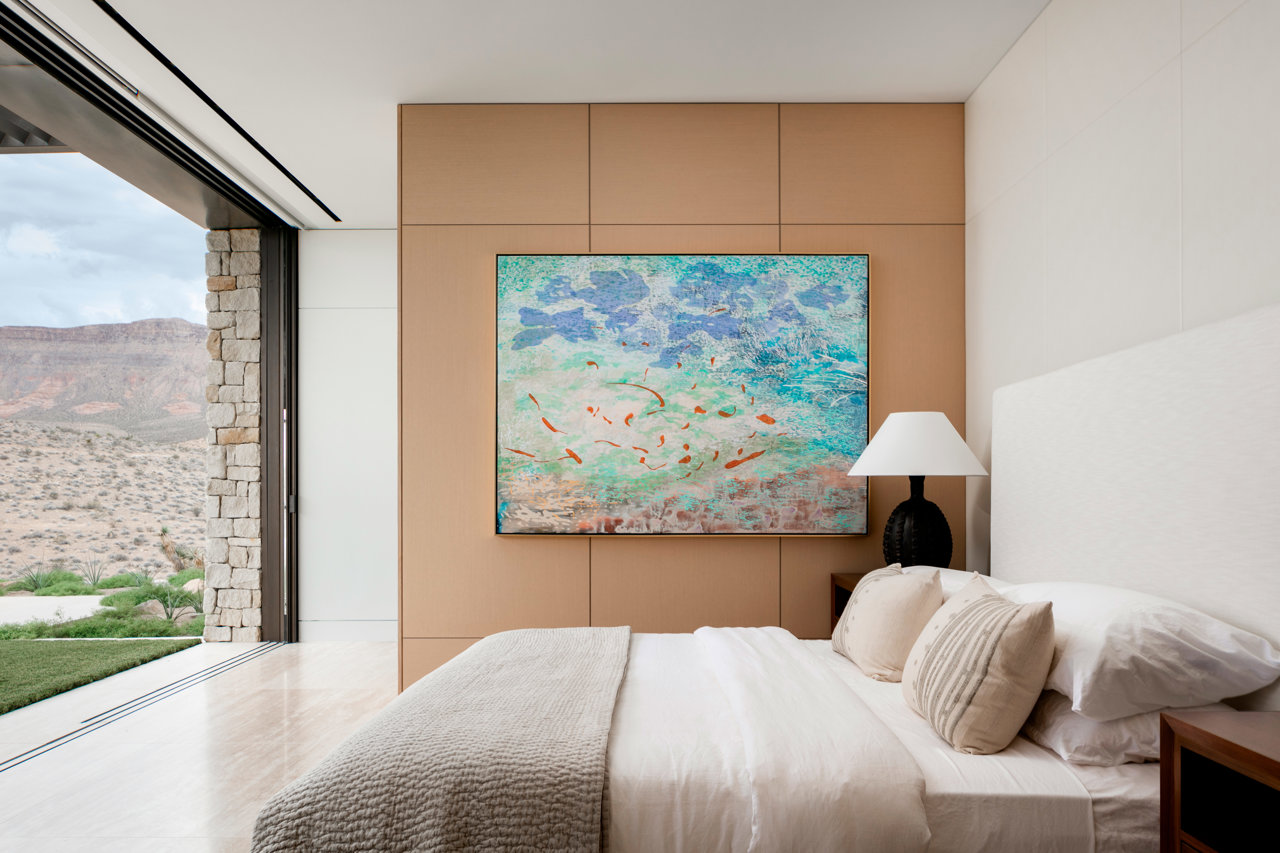 Dormitorio con cuadro en la pared