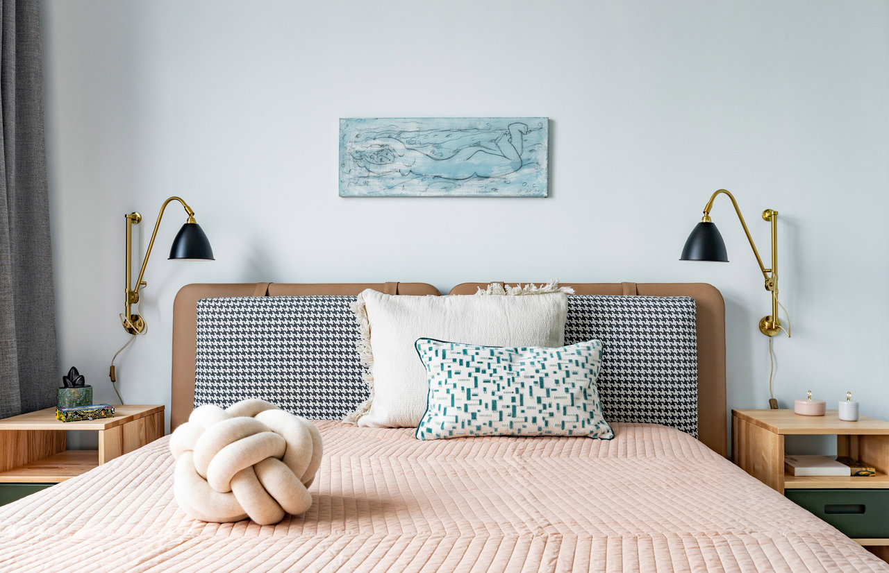 Dormitorio sencillo con mesillas de madera