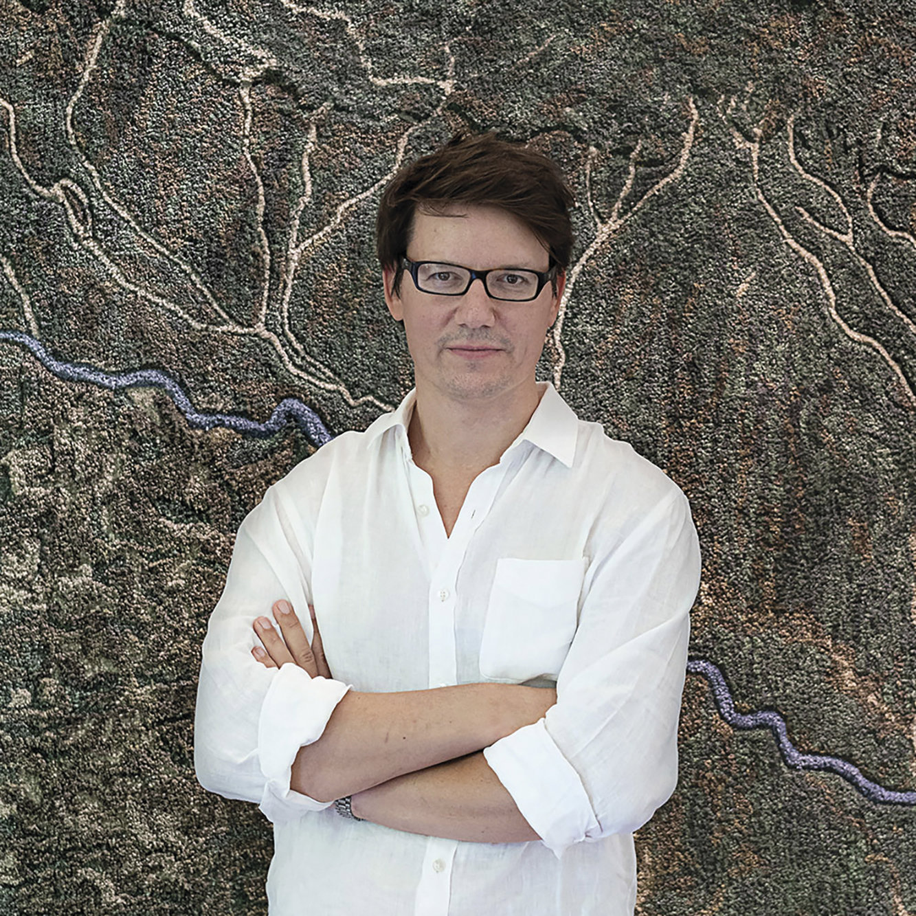 Álvaro Catalán de Ocón frente a uno de sus últimos diseños, las alfombras Plastic Rivers para Gan Rugs