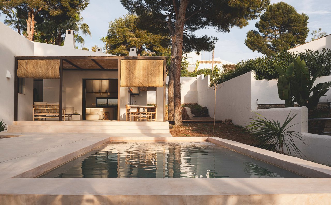 Barro cocido, hormigón, piedra y cañizo son los principales materiales empleados en esta vivienda de nueva construcción.