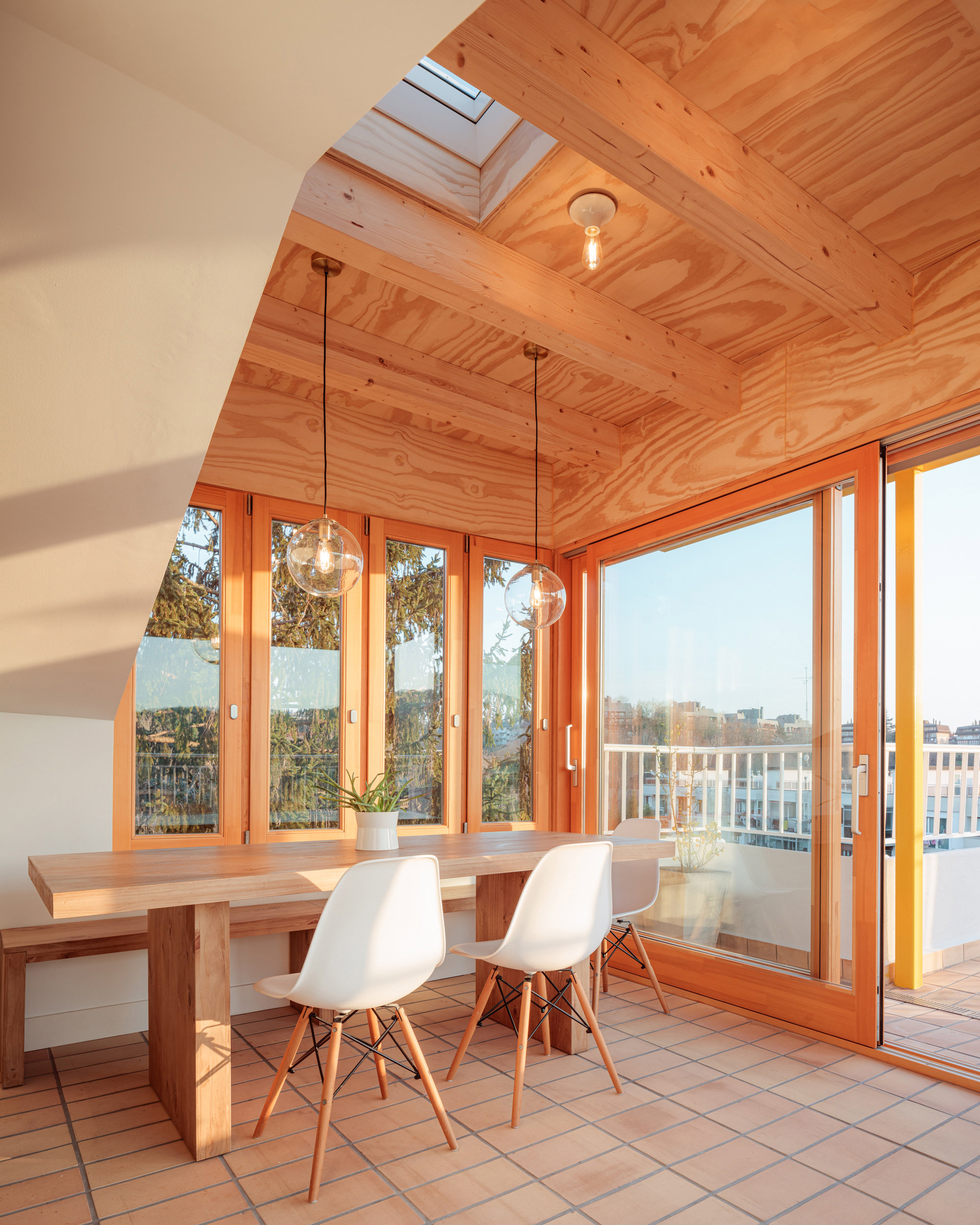 La madera juega un papel protagonista en el salón-comedor conectado con la terraza. 
