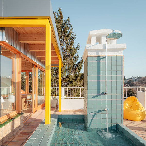 Color y mezcla de materiales se dan cita en la terraza de este ático de Donostia que fusiona el interior con el exterior