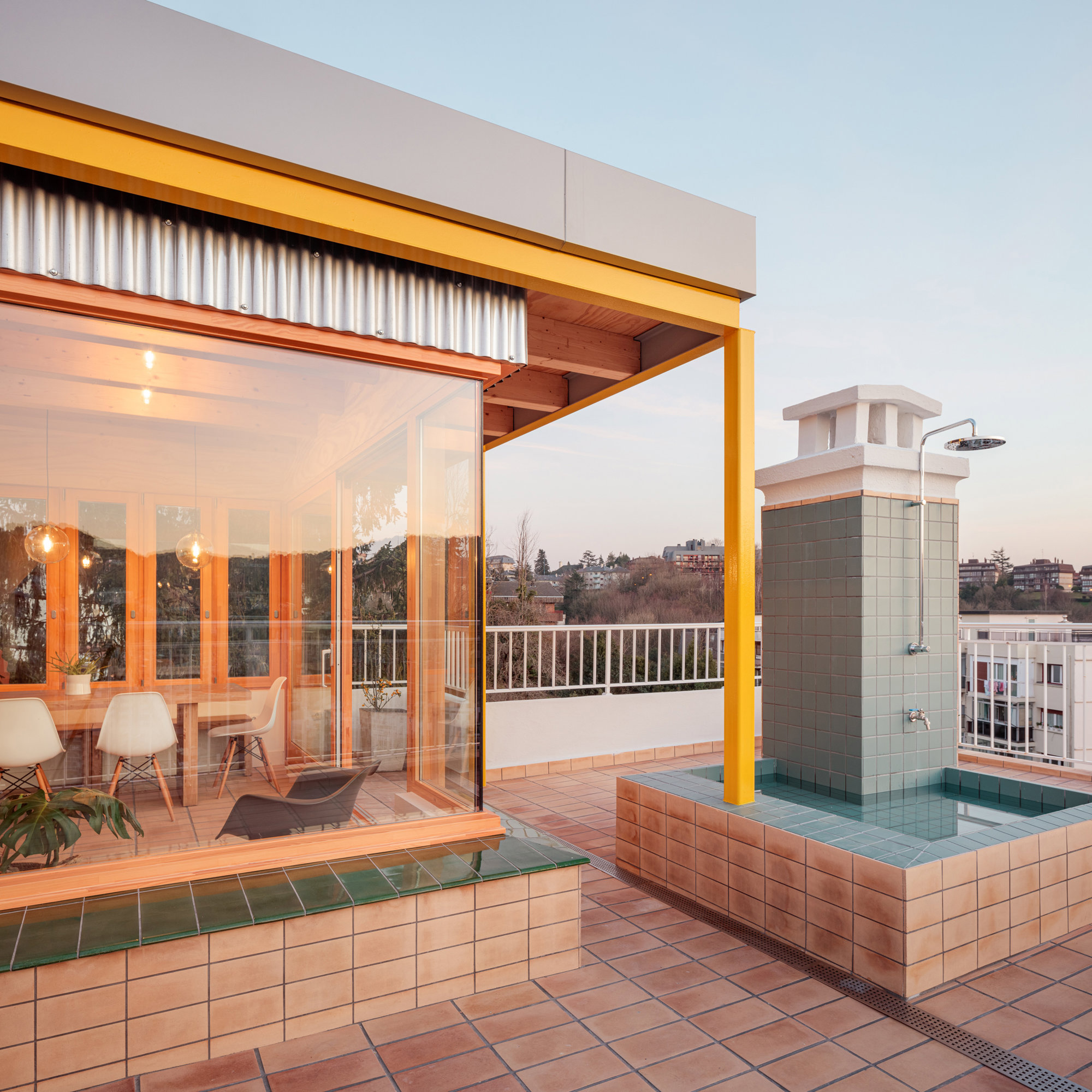 Una fachada abierta cristal terraza 