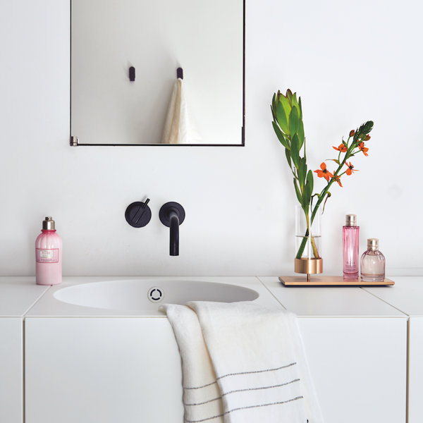 Baño con espejo cuadrado y grifos de color negro