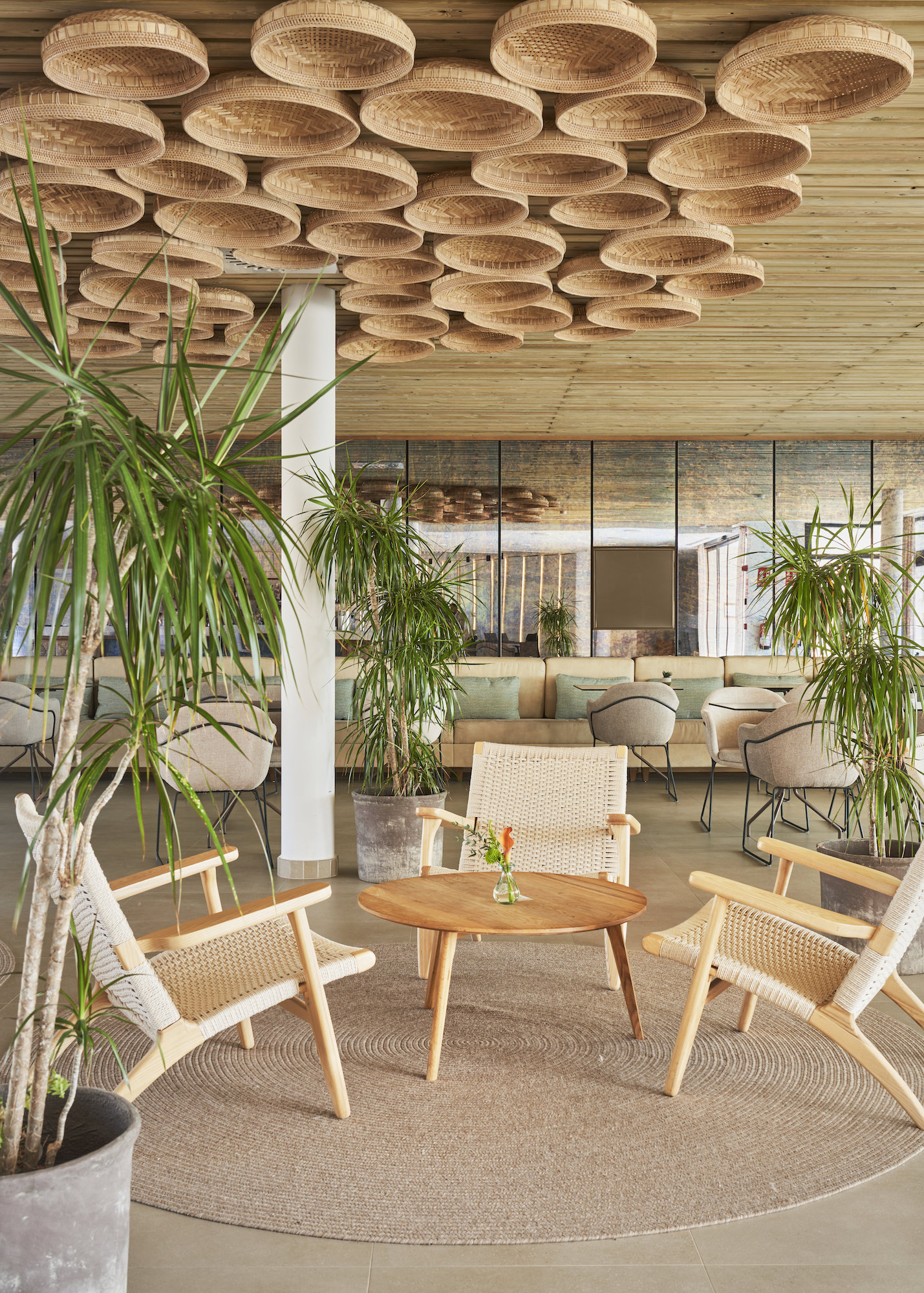 El techo con las cestas de rafia invertidas es, sin duda, uno de los detalles más originales del hotel. 