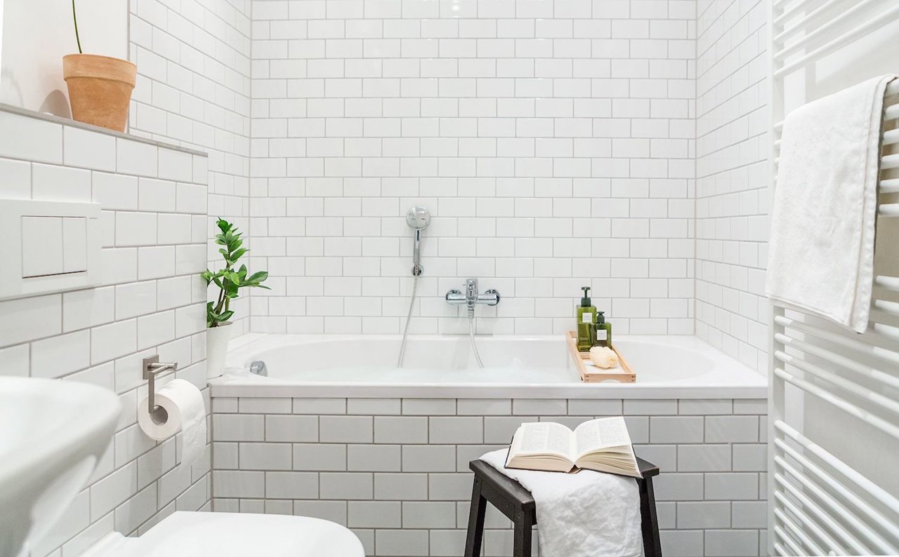 Hay algunos pequeños cambios que puedes hacer en tu baño aunque estés de alquiler. 