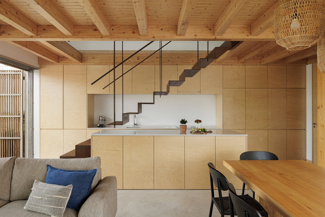 Cocina, comedor y salón comparten un espacio abierto en la primera planta de la vivienda.
