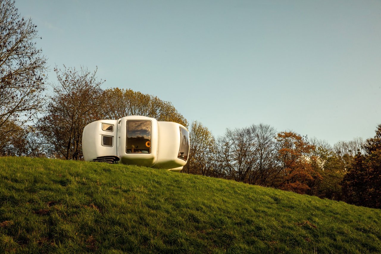 Dorothée Meilichzon ha reimaginado los interiores de la Maison Bulle, de Jean-Benjamin Maneval. 