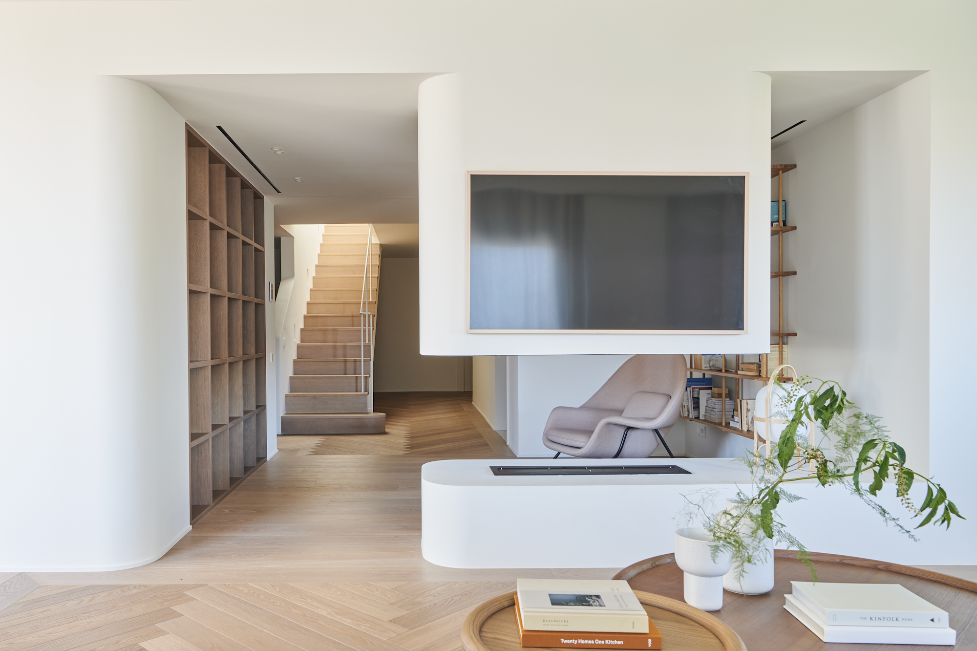 En la zona alta de Barcelona, The Room Studio ha convertido un triplex en un oasis de confort. 