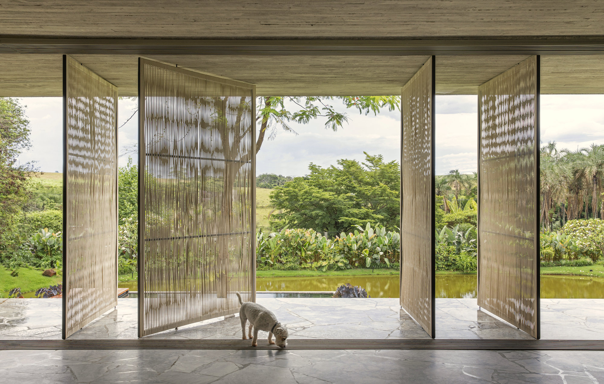 La Casa No Lago, en Brasil, hace honor a su nombre. 