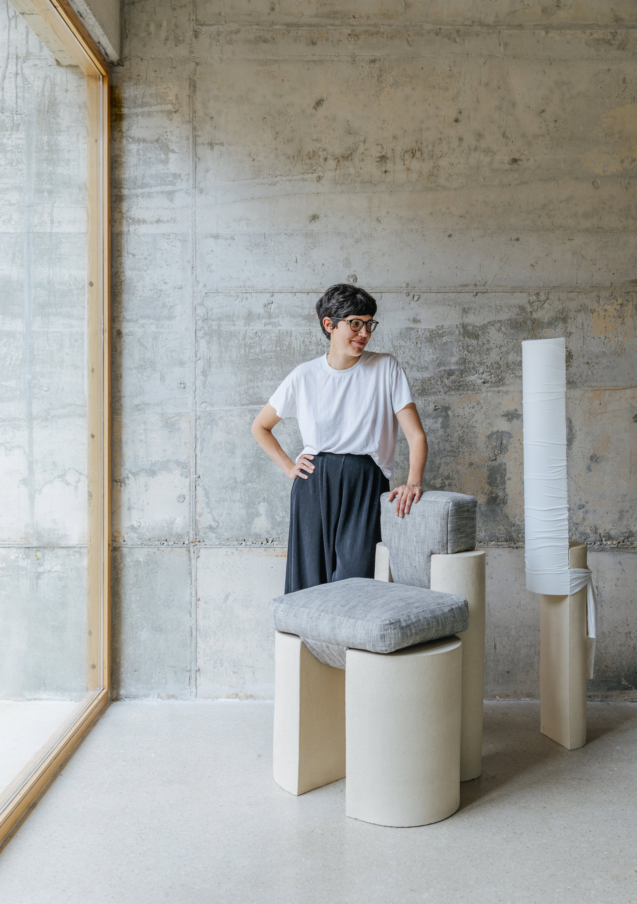 La diseñadora de París afincada en Barcelona Lisa Allegra, con la silla y la lámpara de la colección Ark.  