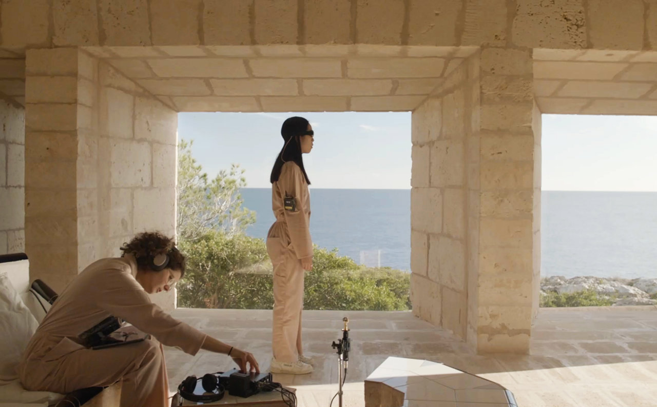 Light Without Sun, la película que explora la Casa Lis de Utzon desde un punto de vista sensorial.