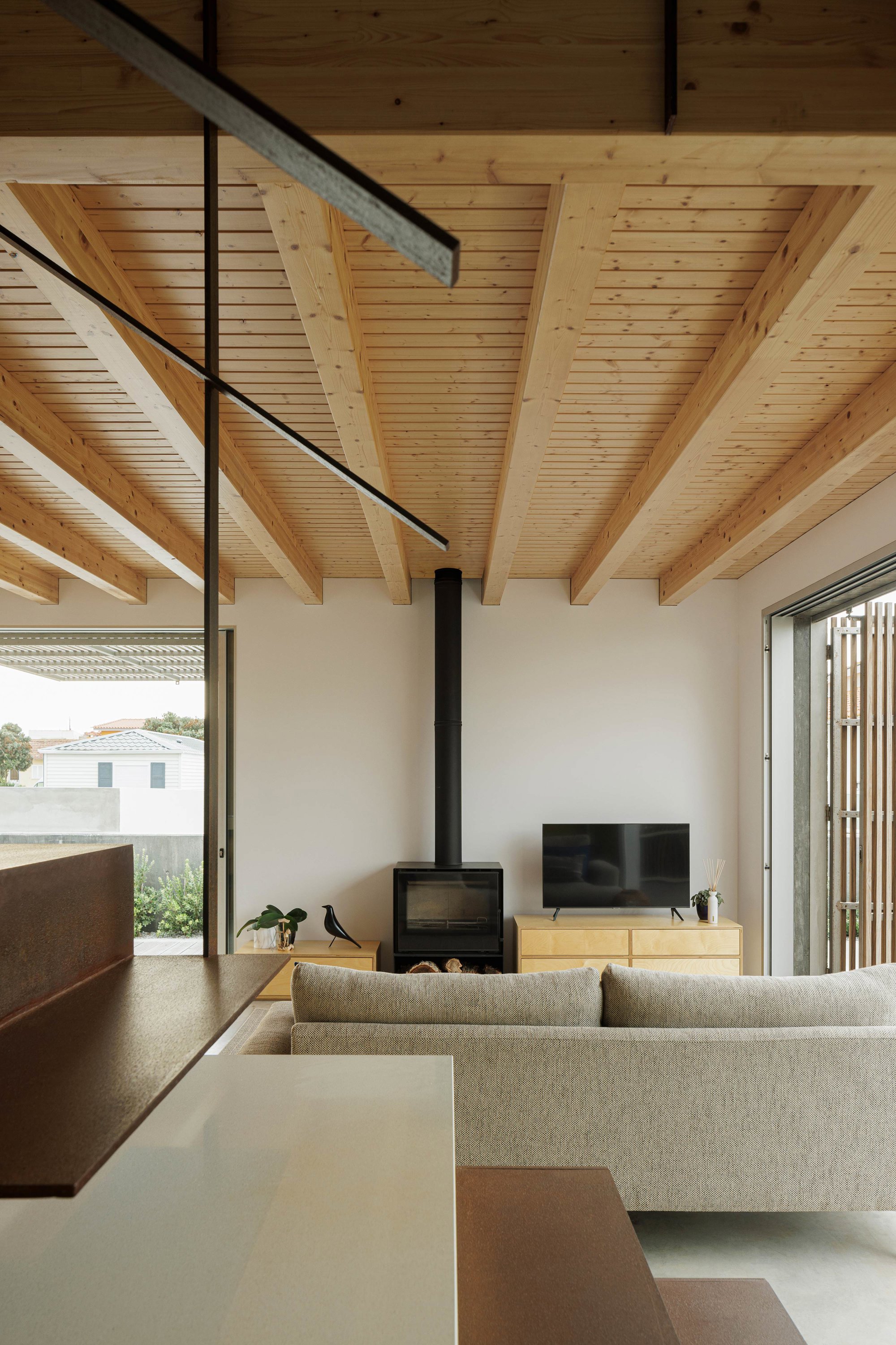 Salón madera chimenea